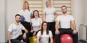 Mitarbeiter*innen in einer Heilmittelpraxis