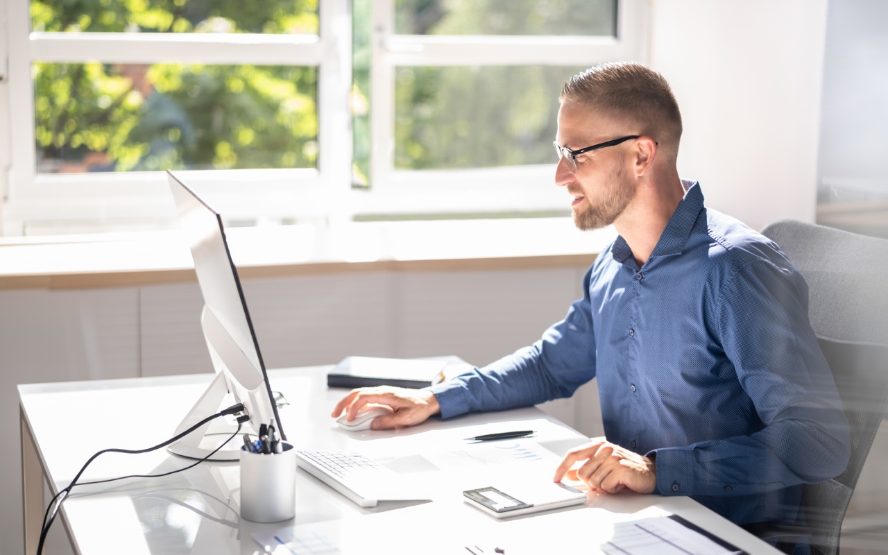 Therapeut macht die Selbstabrechnung direkt am Computer.